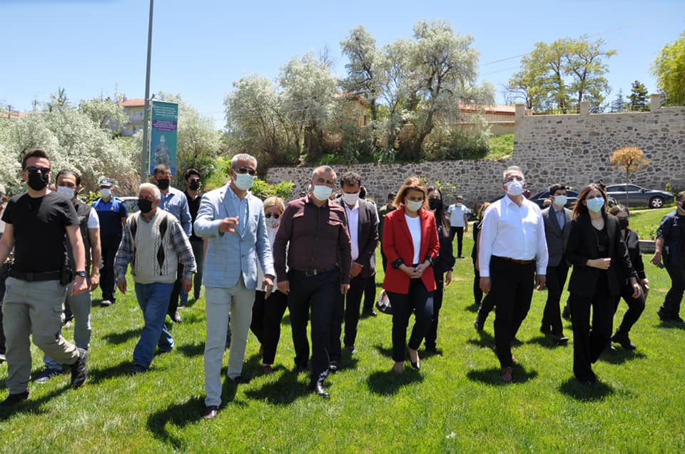 Her Şey Sevmek ve İnanmakla Başlar.