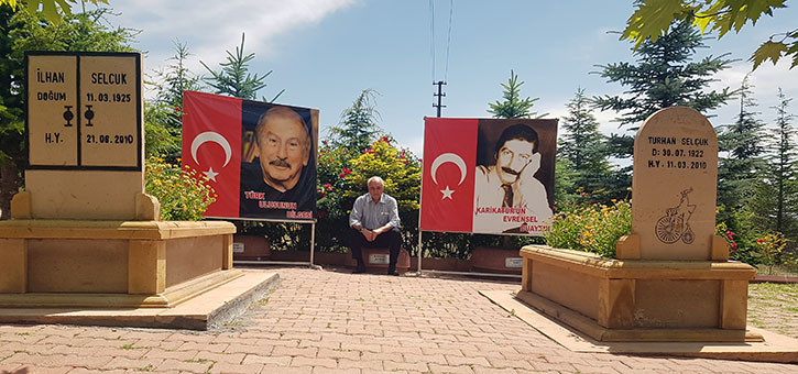 İlhan SELÇUK ve Turhan SELÇUK’U Gömütleri Başında Anıdık