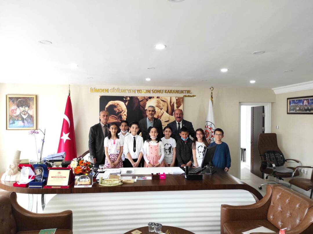 Belediye Başkanlığı Makamını Öğrencilerimize Teslim Ettik.