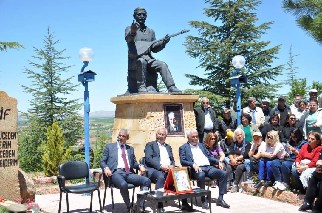 Büyük Halk Ozanımız Aşık Mahzuni Şerif’i Halk Tv’de Canlı Yayınlanan Görkemli Hatıralar Programında Mezarı Başında Andık