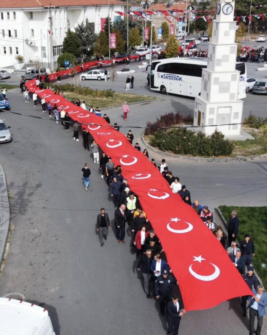 CUMHURİYETİMİZİN 100. YILINDA 100 METRELİK TÜRK BAYRAĞIMIZLA YÜRÜDÜK.