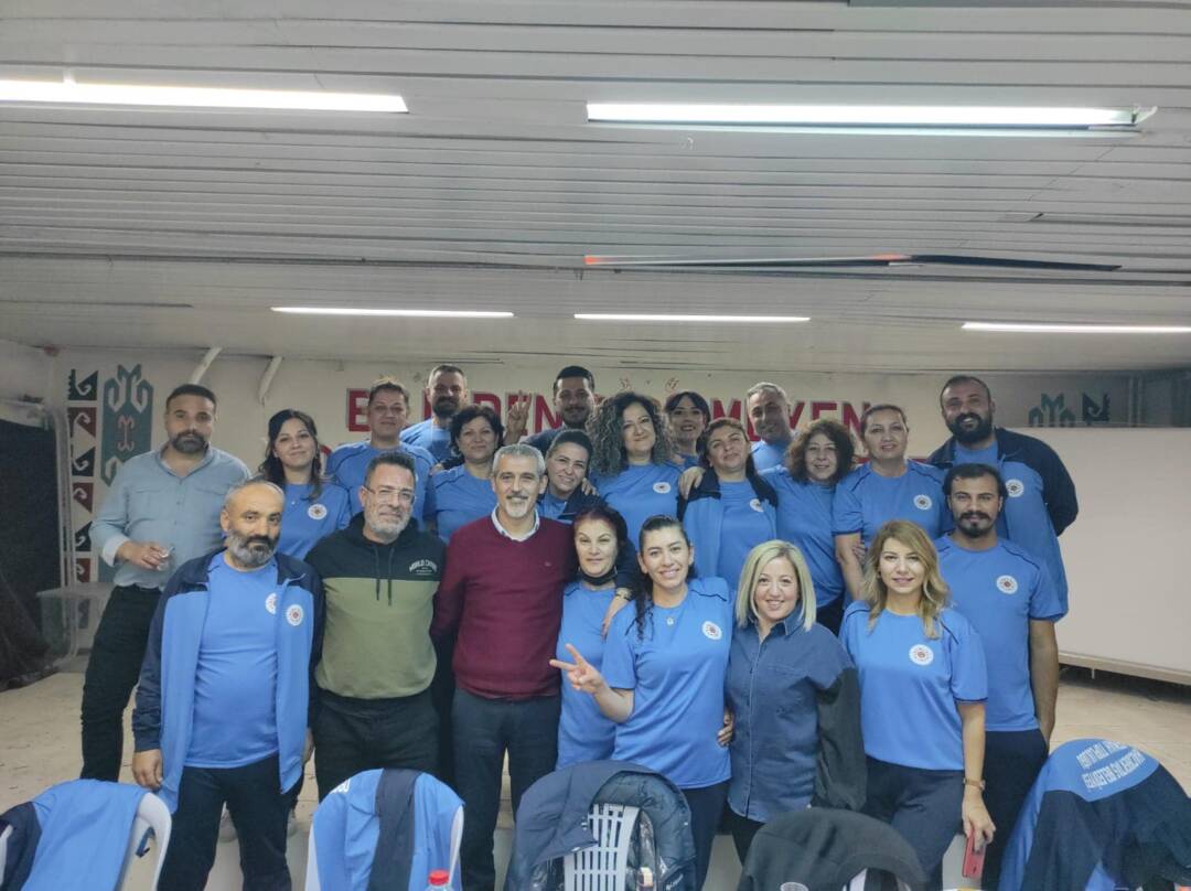 Biz Kocaman Bir Aileyiz.