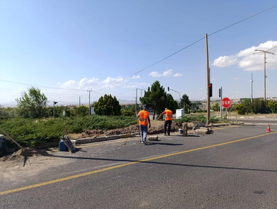 İlçemiz Şehir Merkezindeki Kaldırım ve Bordür Taşlarının Tamir ve Boyama Çalışmaları Başladı.