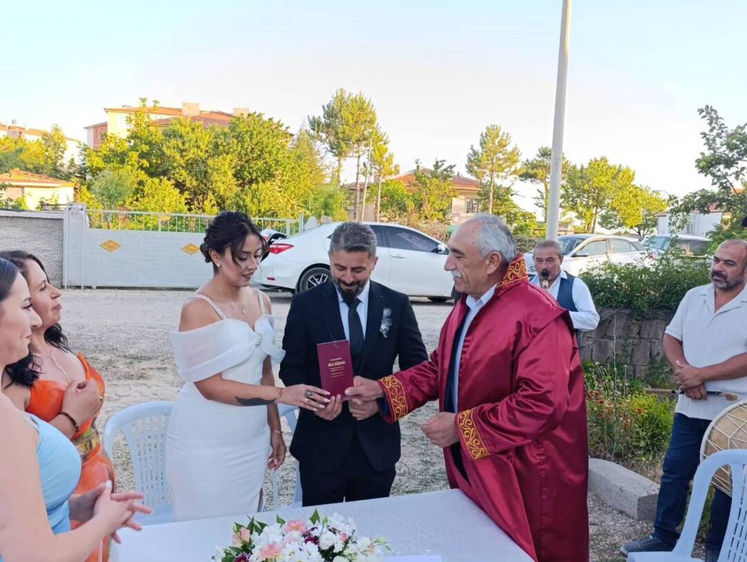 Nihal ve Hasan Çiftlerimize Bir Ömür Boyu Mutluluklar Dilerim.