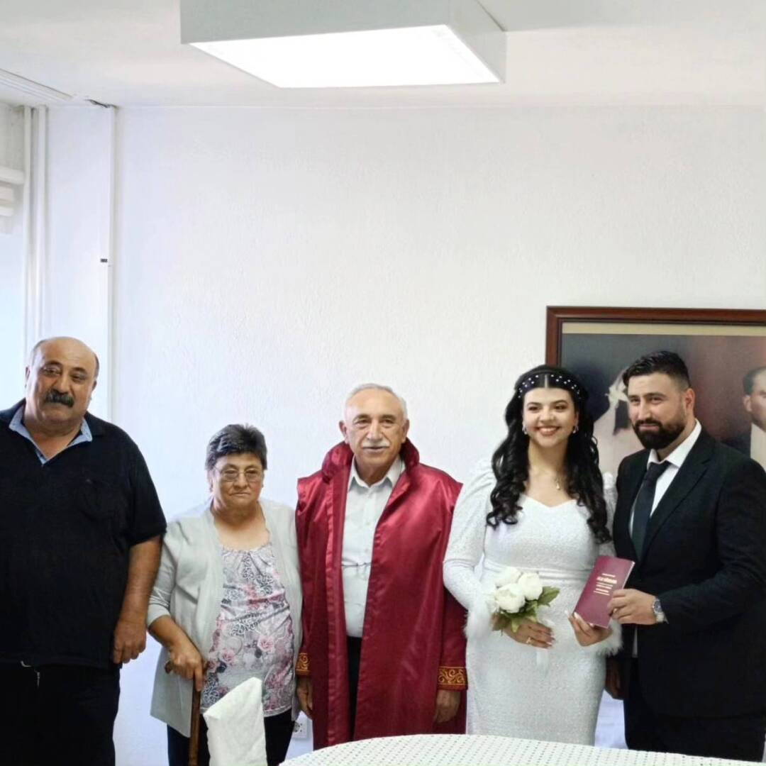 İpek ve Tolga Çiftimize Ömür Boyu Sağlık ve Mutluluklar Dilerim.