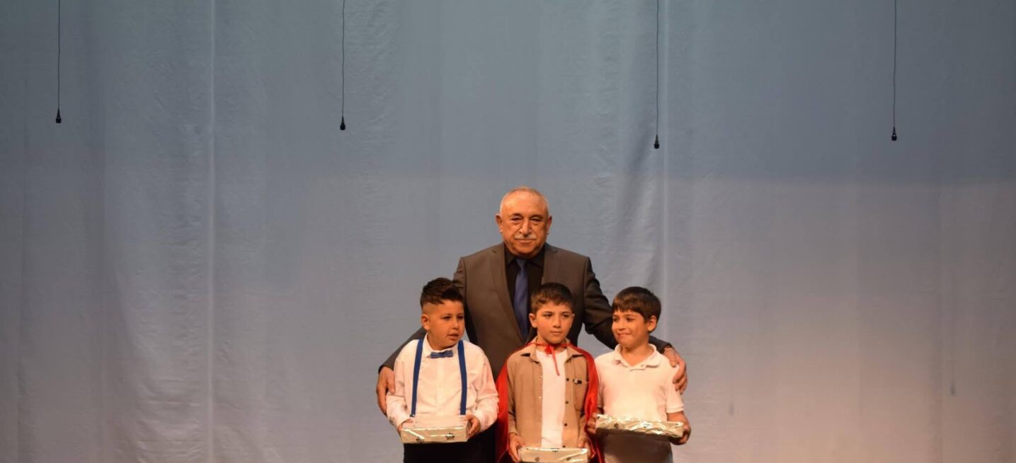 “Küçük hanımlar, küçük beyler! Sizler hepiniz geleceğin bir gülü, yıldızı ve bir mutluluk parıltısısınız.”