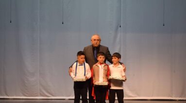 “Küçük hanımlar, küçük beyler! Sizler hepiniz geleceğin bir gülü, yıldızı ve bir mutluluk parıltısısınız.”