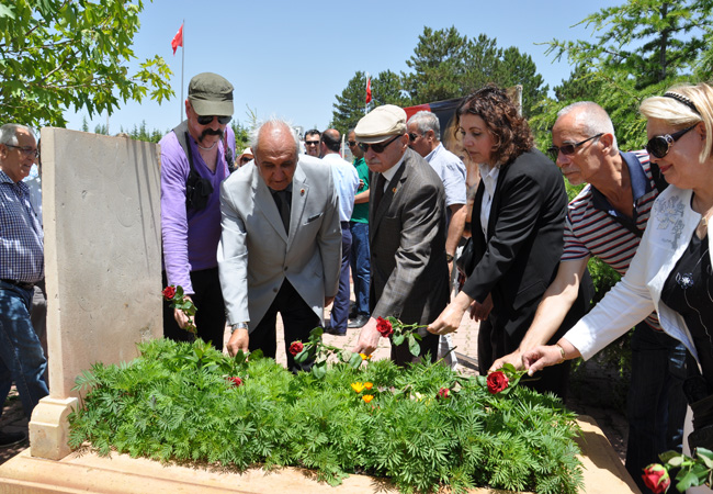 İlhan SELÇUK Ve Turhan SELÇUK’U Gömütleri Başında Andık