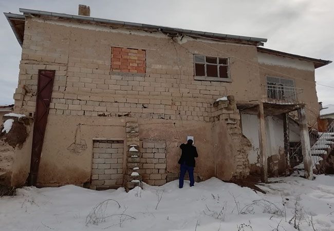 Aslan Sapmaz’a ait metruk bina ilanı.