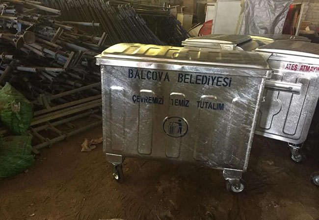 Balçova Belediyesi tarafından gönderilen 50 adet kalvenizli çöp konteyneri.