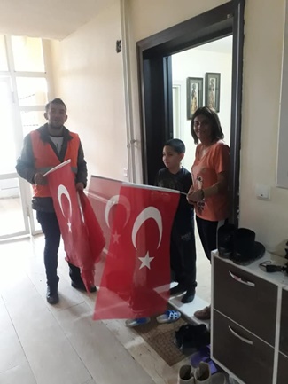 Bayrak dağıtımı yaptık.